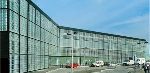 Ściany z pustaków szklanych na zewnątrz luksfery La Rochere Glasspol - realizacje, pustaki szklane