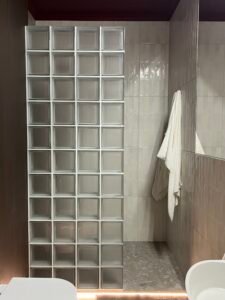 pustaki szklane, luksfery, łazienka, ścianka prysznicowa, prysznic, dekoracja, architekci, projektanci, wnętrza, premium, realizacje z pustaków szklanych